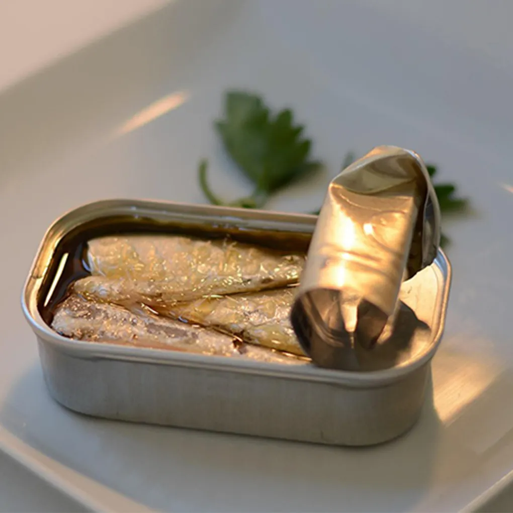 tin can of preserved fish in oil producting filling machine